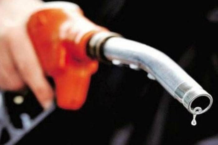 petroleum dealers association पेट्रोल महंगा और डीजल हुआ सस्ता, आधी रात के बाद लागू होंगी नई कीमतें
