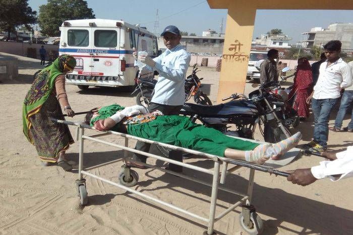 सड़क हादसे में पिता की मौत, मां गंभीर घायल और 4 साल के बेटे के खरोंच तक नहीं आई