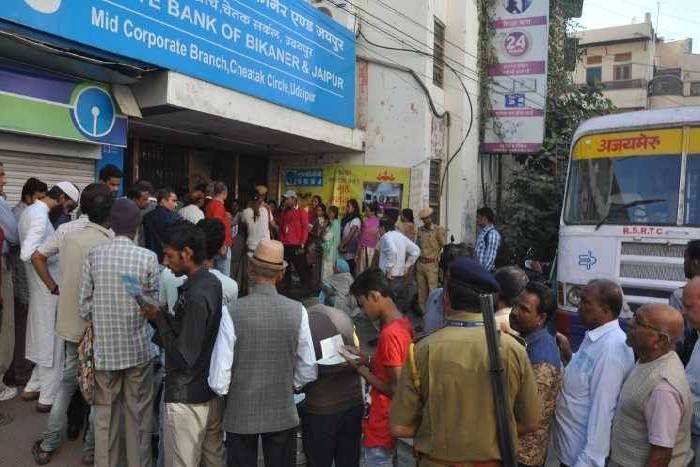 rajasthan patrika survey आज का सवाल : नोट लेने के लिए कतार में लगे व्यक्ति की मौत पर किसके खिलाफ क्या कार्रवाई होनी चाहिए? हमें बताएं..