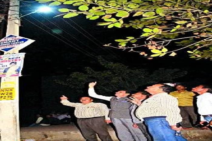 अंधेरा कायम है.....लगा दी कम वॉट की एलईडी लाइटें