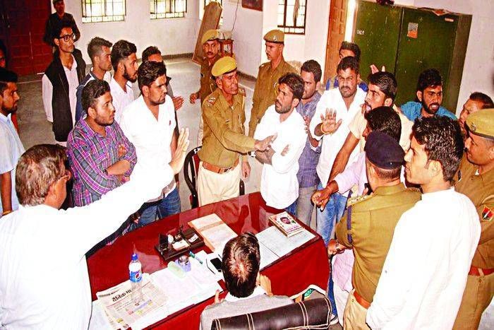 फिर भिड़े दो गुट, इन्हें कहा कुछ ऐसा कि चलने लगे लात-घूंसे