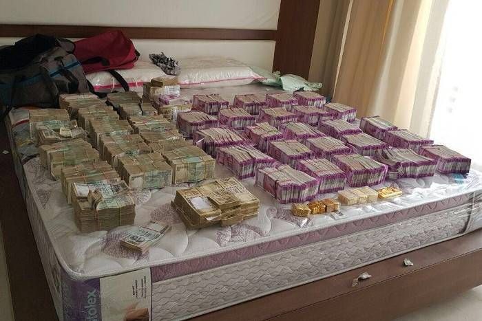 Raid in Bengaluru बेंगलूरु: आयकर विभाग के छापे में चार लोगों के पास मिले 4.70 करोड़ के दो हजार वाले नए नोट