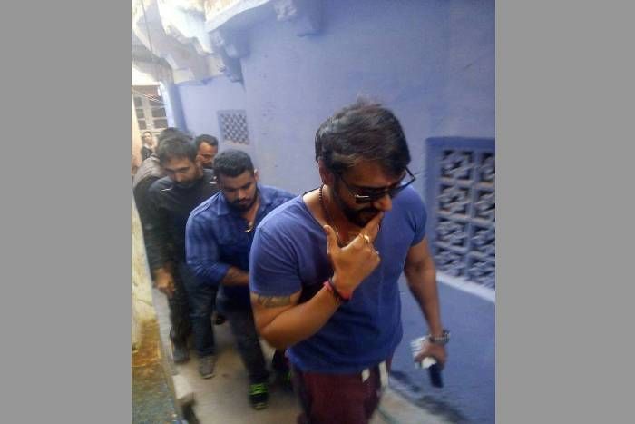 Baadshaho shooting तंग गलियों के गेस्ट हाउस में 'बादशाहो' की शूटिंग हुई शुरू, शूटिंग देखने छतों पर चढ़े लोग