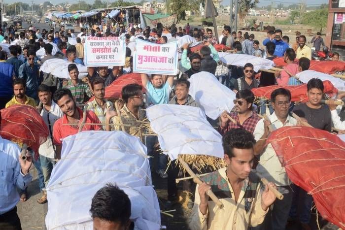 इनका क्या कसूर जो मारे गए, 70 अर्थियों को लेकर निकाली रैली