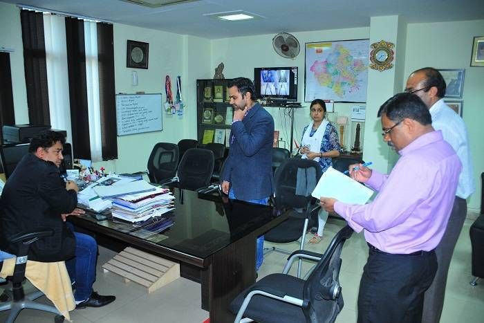 Check the presence of workers in the health स्वास्थ्य भवन में फैली दहशत, दरवाजे हो गए बंद!