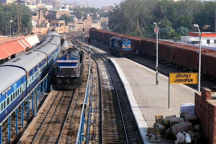 trains delayed मौसम की करवट से बढ़ी धुंध, रेल संचालन प्रभावित, कई ट्रेनें हुईं लेट