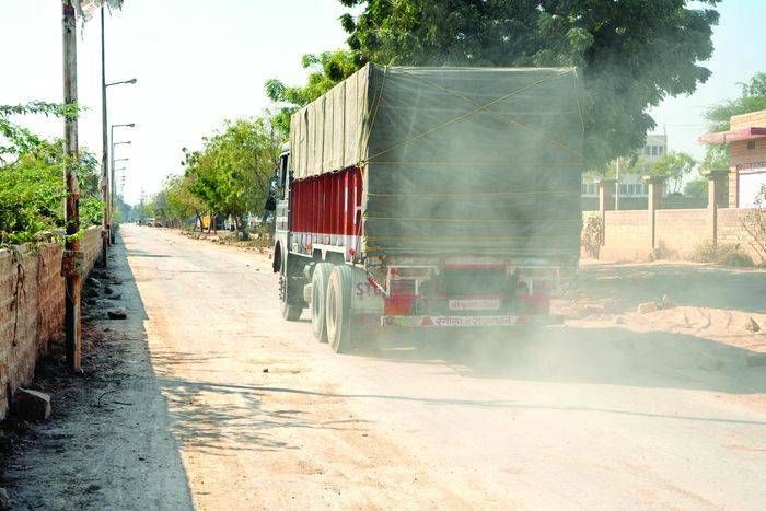 Irregularities In Road Construction एेसा क्या हुआ कि पांच दिन में बनी और सात दिन में उधड़ गई सड़क