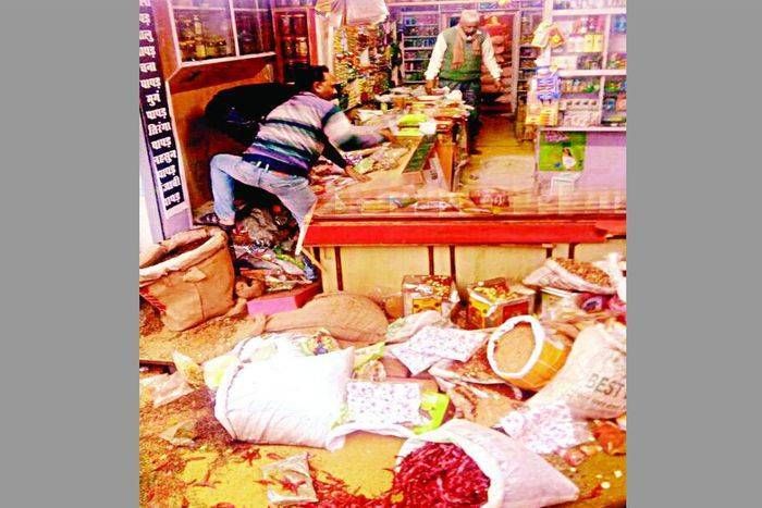 परचून की दुकान में देखी है कभी सांडों की लड़ाई, सीकर की इस दुकान में हुई तो हो गया ऐसा हाल