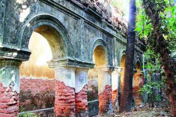 Pithoria Fort A Promise and a Curse Read Story In Hindi राजा ने की देश से गद्दारी तो मिला शाप, हर साल गिरती है वीरान महल पर बिजली