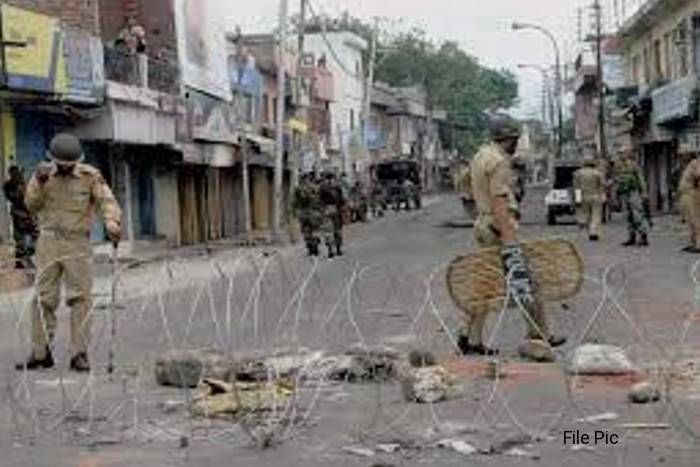 भीलवाड़ा: धार्मिक जुलूस पर पथराव के बाद बिगड़ा माहौल, मकान-दुकान को किया आग के हवाले