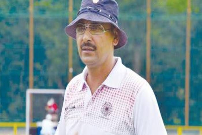 coach harendra singh चक दे इंडिया के शाहरुख खान की तरह है इस कोच की कहानी, भारत के वर्ल्डकप जीतने के बाद इसलिए रो पड़े