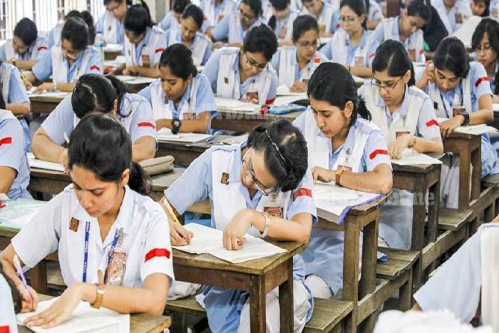 half yearly thenth exam pepar problem लिफाफे में 95 की जगह निकले महज 5 पेपर