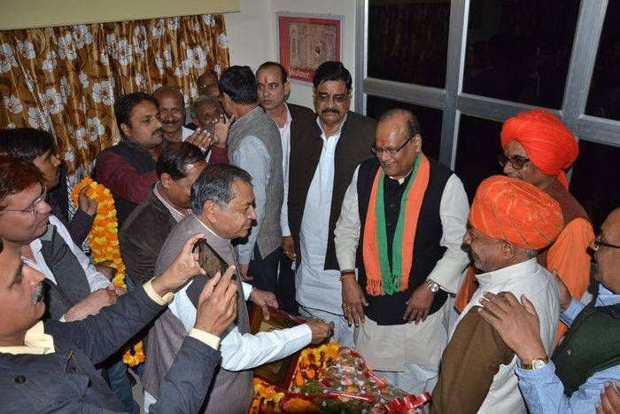 सीएमएचओ साहब! सीकर और फतेहपुर
में अव्यवस्था नहीं होनी चाहिए, काम नहीं करते उनकी सूची दो बाड़मेर भिजवा देंगे: सर्राफ
