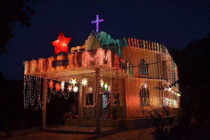 क्रिसमस की तैयारियों पर सजे चर्च