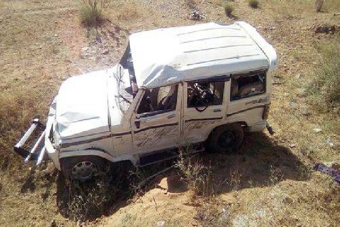 कार पलटी, पांच बच्चों सहित आठ घायल
