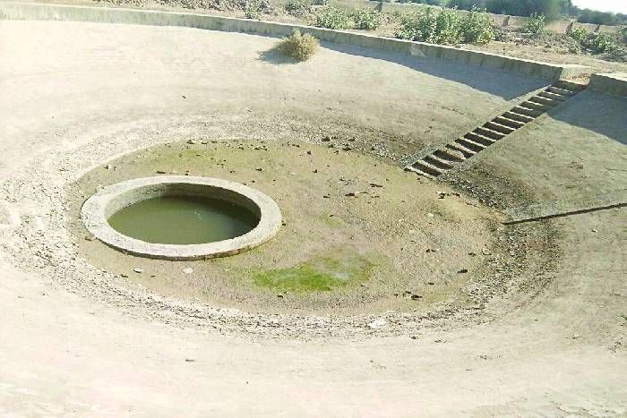 Water scarcity for about one month सर्दी में पेयजल संकट! दूसरे गांव से आ रहा पानी का टैंकर
