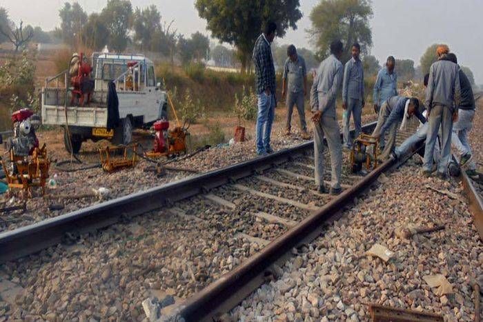 Rail line fractures, disaster averted रेल लाइन में फ्रेक्चर, हादसा टला