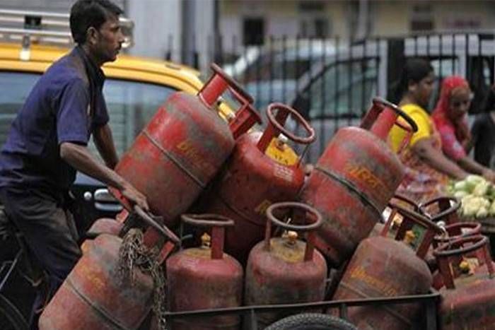 नए साल की 'सौगातों' के बीच देश की जनता को 'झटका', घरेलू-व्यावसायिक गैस सिलेंडरों के दामों में हुआ इज़ाफ़ा