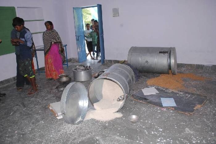 चोर स्कूल से पोषाहार का गेहूं व चावल ले उड़े ??? ????? ?? ??????? ?? ????? ? ???? ?? ???? theft of wheat and rice in school