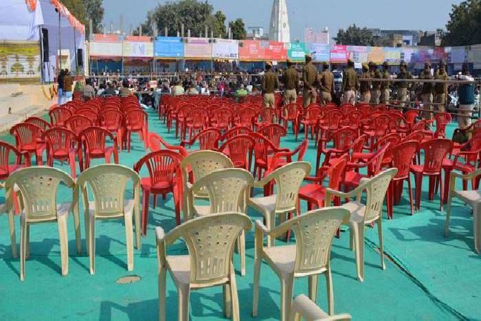 सरकार के तीन साल का समारोह लेकिन नहीं जुटी भीड़