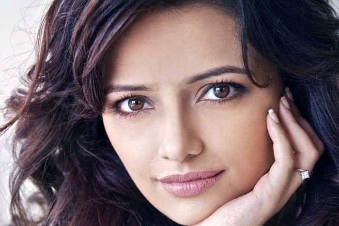 खुद के डिजाइन आउटफिट में अच्छी लगती हूंः रोशनी चोपड़ा