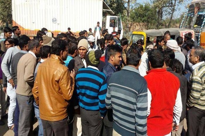 भिवाड़ी में पुलिस ने चेकिंग के लिए रोका, बाइक चालक गिरकर घायल