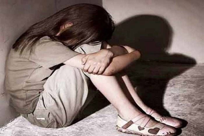 युवती की ऐसी तस्वीरें देख परिजनों के उड़ गए होश...