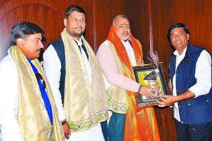 state minister giriraj singh in khatu shyam ji राज्यमंत्री गिरिराज सिंह खाटू आए, भारत में जनसंख्या वृद्धि रोक पर बने कठोर कानून