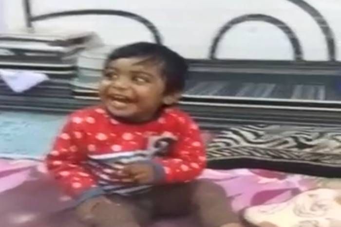funny kids VIDEO: इस बच्चे को देखकर आप हंसने को मजबूर हो जाएंगे