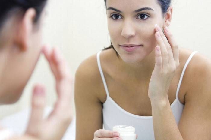 night cream रात में लगाने वाली क्रीम चुनने में बरतें सावधानी नहीं तो...
