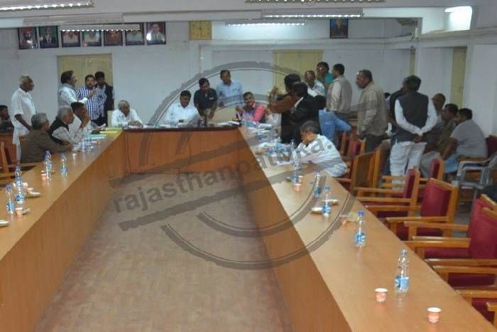 barmer आखिर एेसा क्या हुआ कि सांसद और विधायक को बैठक छोड़ जाना पड़ा
