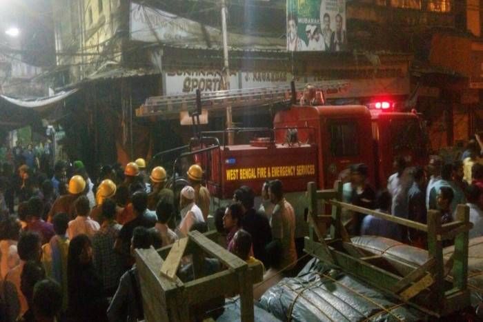 fire बिल्डिंग में लगी भीषण आग, मौके पर फायरब्रिगेड की 30 गाडियां पहुंची