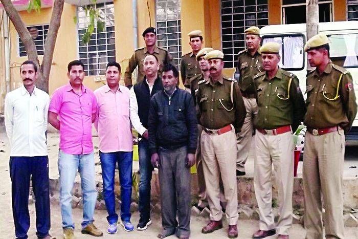 अमीर बनने के लिए डाक्टर ने की मकान मालिक- मालकिन की हत्या, डाक्टर के नौकर ने खोला राज