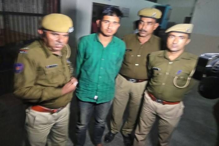 To repay the amount of drug smugglers they kidnap मादक पदार्थ की रकम नहीं चुका पाए तो बदले में युवक का अपहरण कर तस्करों के पास गिरवी रख दिया