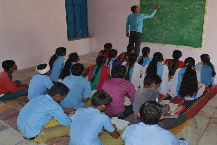शिक्षा सारथी: बच्चे फेल नहीं हो जाएं, इसलिए ये गुरुजी जुट गए