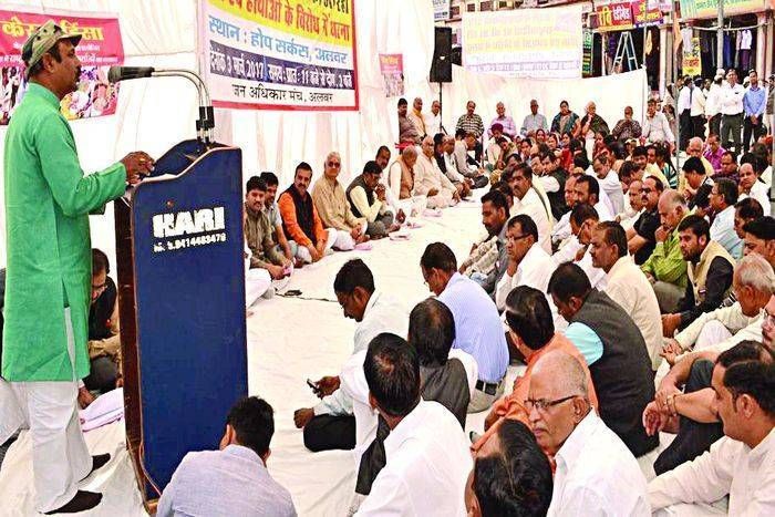 केरल मेंं हत्या, अलवर में धरना देकर जताया रोष
