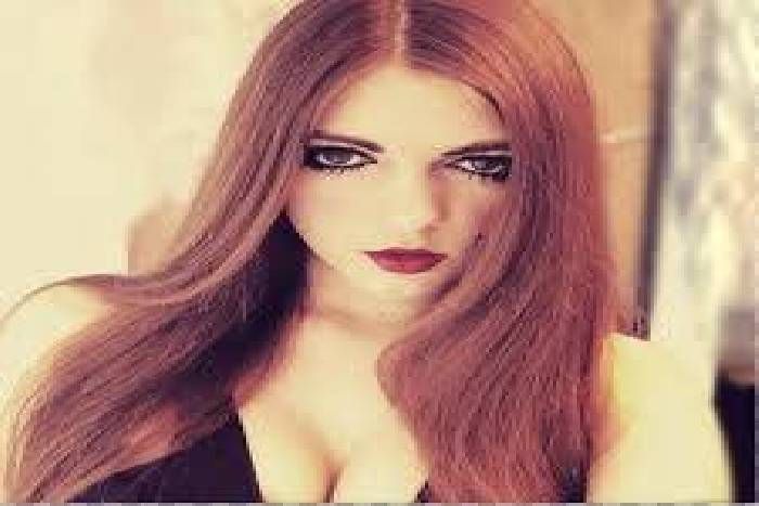 Emma Hulse जानिए क्यों, इस लड़की की खूबसूरती बनी इसकी दुश्मन