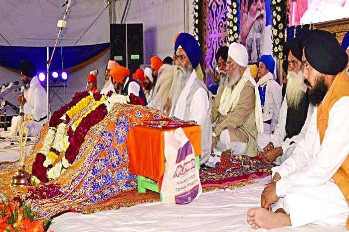 करूं विनती सुन मेरे मीता संत मिलन की आई बेला, श्रद्धा का माहौल