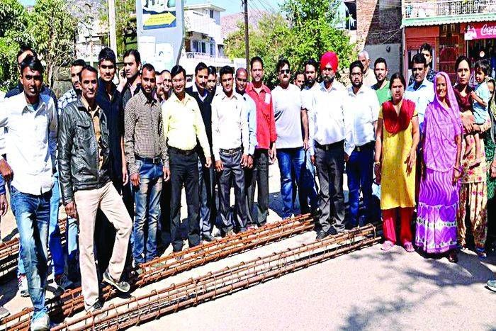 चुपचाप लगा रहे थे मोबाइल टावर, लोगों ने किया विरोध