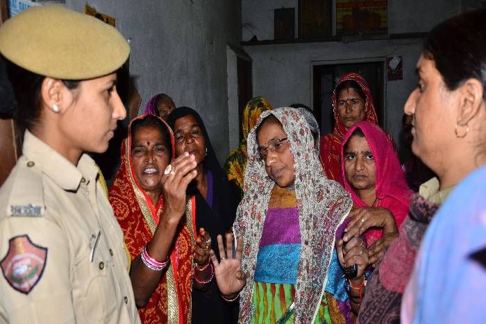 news राजस्थान में CM से मिलने से रोका, यहां महिला दिवस पर 6 महिलाओं ने किया जान देने का प्रयास