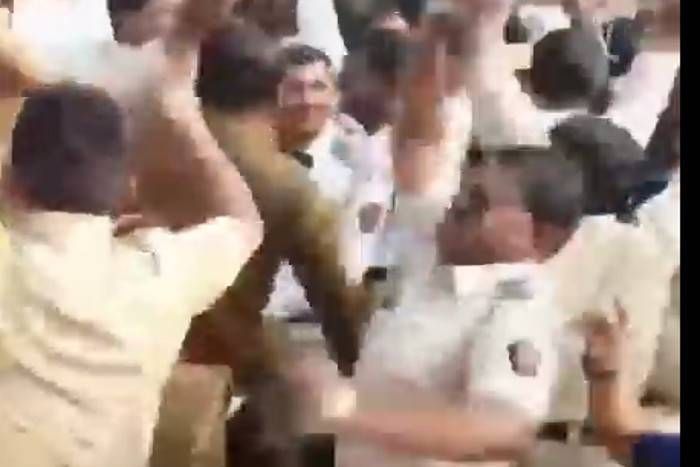 up police उत्तरप्रदेश पुलिसवालों का जोरदार डांस, वीडियो हो रहा वायरल, जानिए पूरा सच
