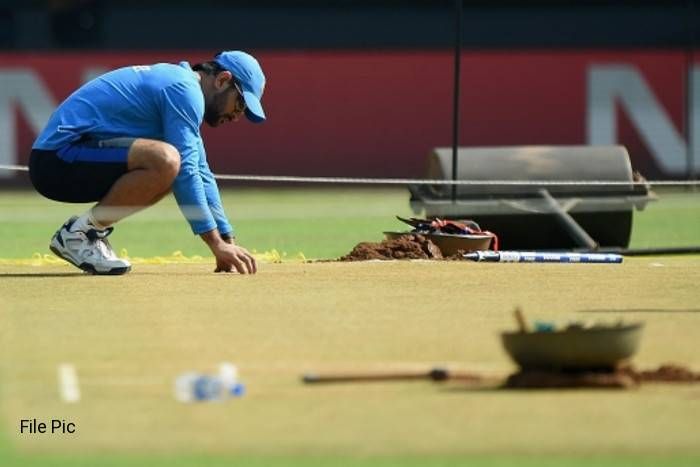 इंग्लैंड के खिलाफ तीसरे टेस्ट मैच से पहले पिच देखने पहुंचे 'रिटायर्ड' धोनी, जानें क्या था इरादा?