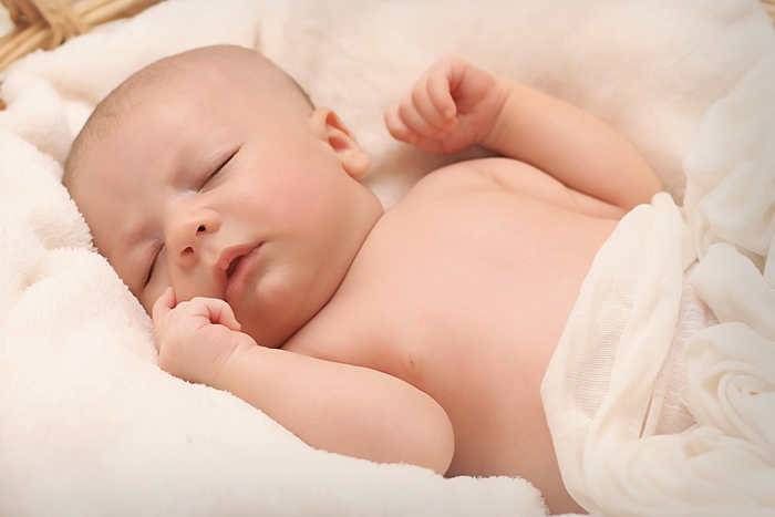 चलती ट्रेन के शौचालय से पटरी पर गिरा नवजात आैर फिर हुआ एेसा चमत्कार...