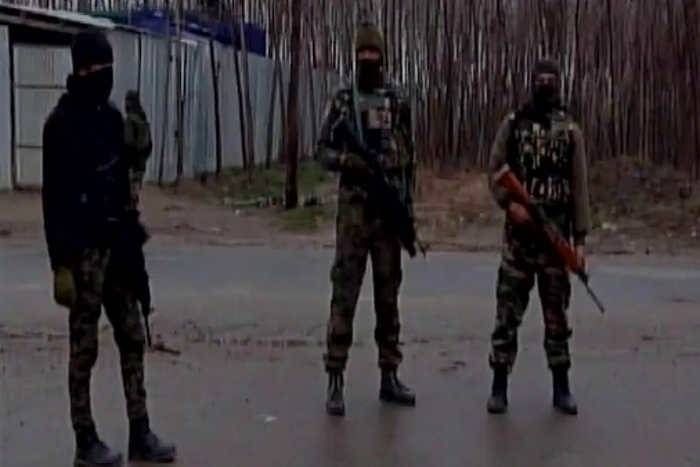 J&K: सुरक्षा बलों ने ढेर किए लश्कर-ए-तैयबा के दो आतंकी, विरोध में लोगों ने जवानों पर फेंके पत्थर
