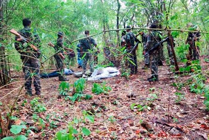 नक्सलियों ने खेली 'खून की होली', CRPF पार्टी पर ताबड़तोड़ फायरिंग, 11 जवान शहीद