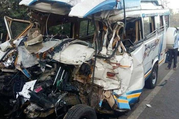 road acciden सड़क हादसाः बस और ट्रक में जोरदार भिड़ंत, 11 लोगों की मौत