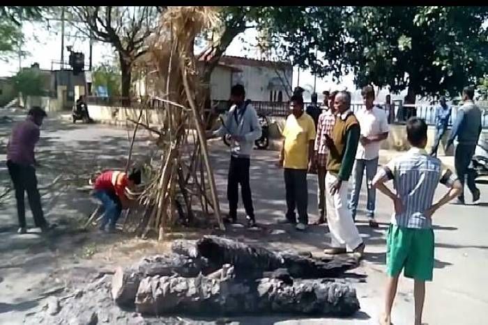होली से पहले ही असामाजिक तत्वों ने जला दी होली, लोगों में रोष