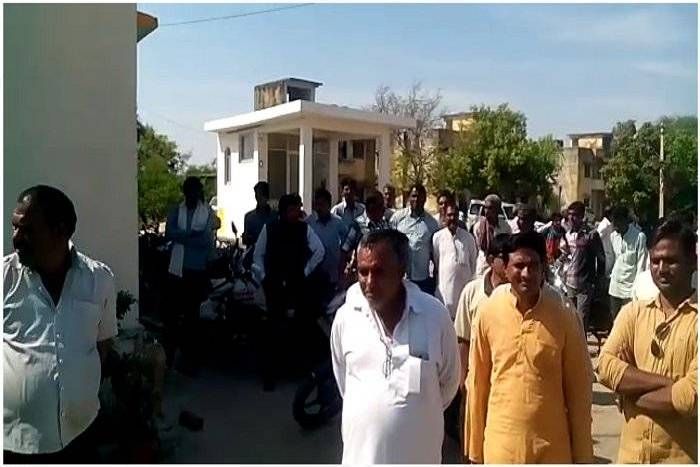 simaliya police beat young man video: पुलिस ने युवक को पीटा, भीड़ ने थाना घेरा
