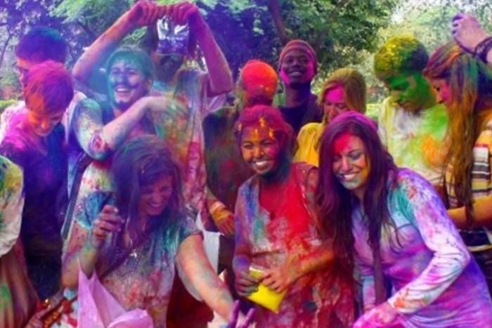 holi दिल्ली यूनिवर्सिटी के दो गर्ल्स हॉस्टलों में फरमान, होली पर कैंपस के बाहर जाने पर लगाई पाबंदी