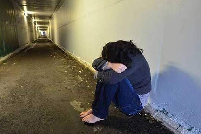 rape फ्लैट में महिला से पांच लोगों ने किया रेप, बचने के लिए बालकनी से कूदी